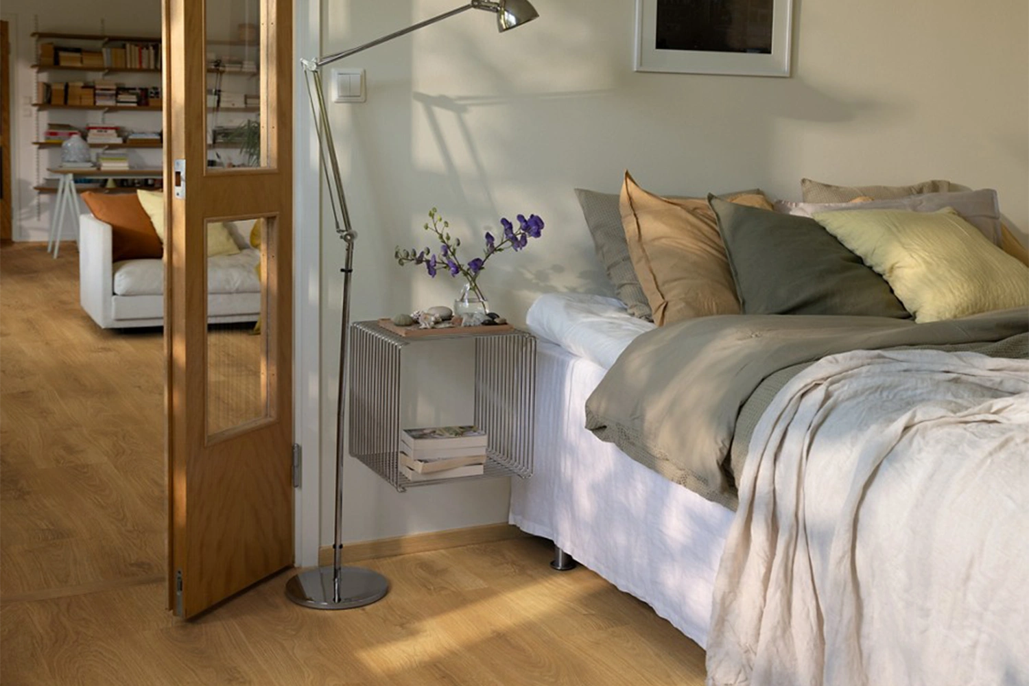 Przytulna sypialnia z jasną podłogą i naturalnym oświetleniem